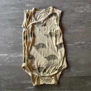NWOT 18-24m Kate Quinn Sleeves Kimono Bodysuit in bamboo turtles on beige